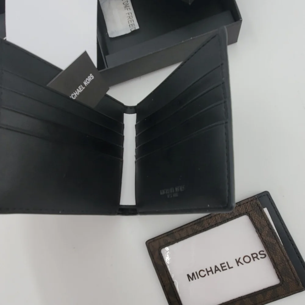 🆕 Michael Kors Billfold with ID Credit Card Gift Set